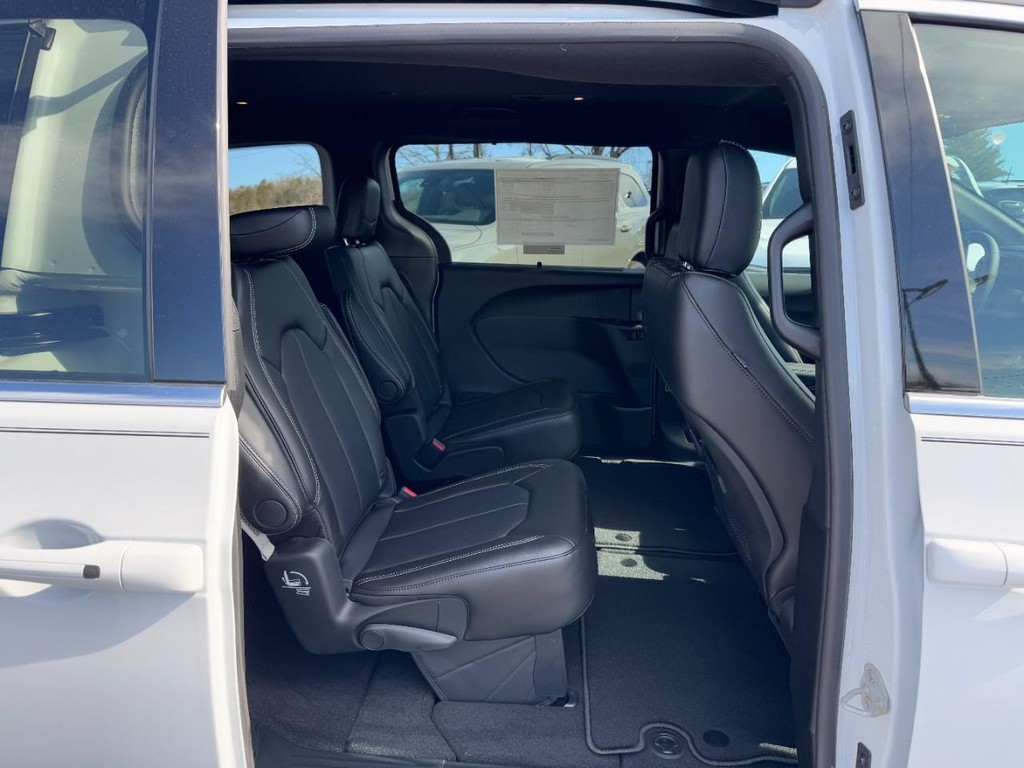 Chrysler Pacifica Vehicle Full-screen Gallery Image 05