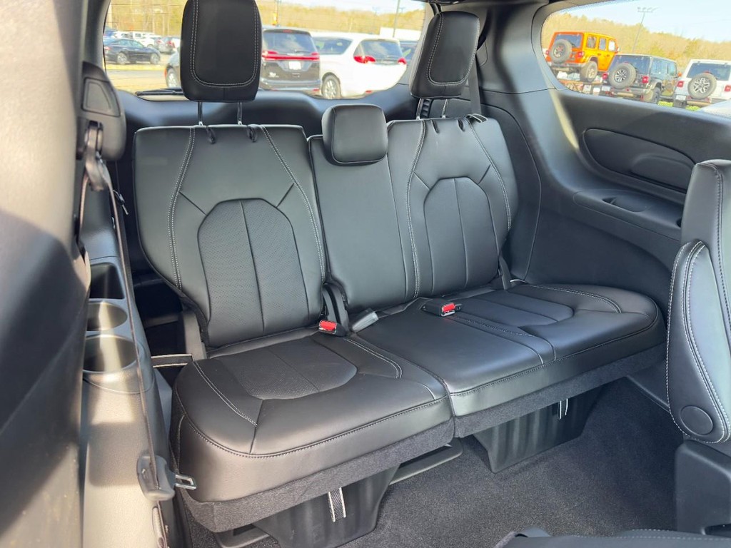 Chrysler Pacifica Vehicle Full-screen Gallery Image 06