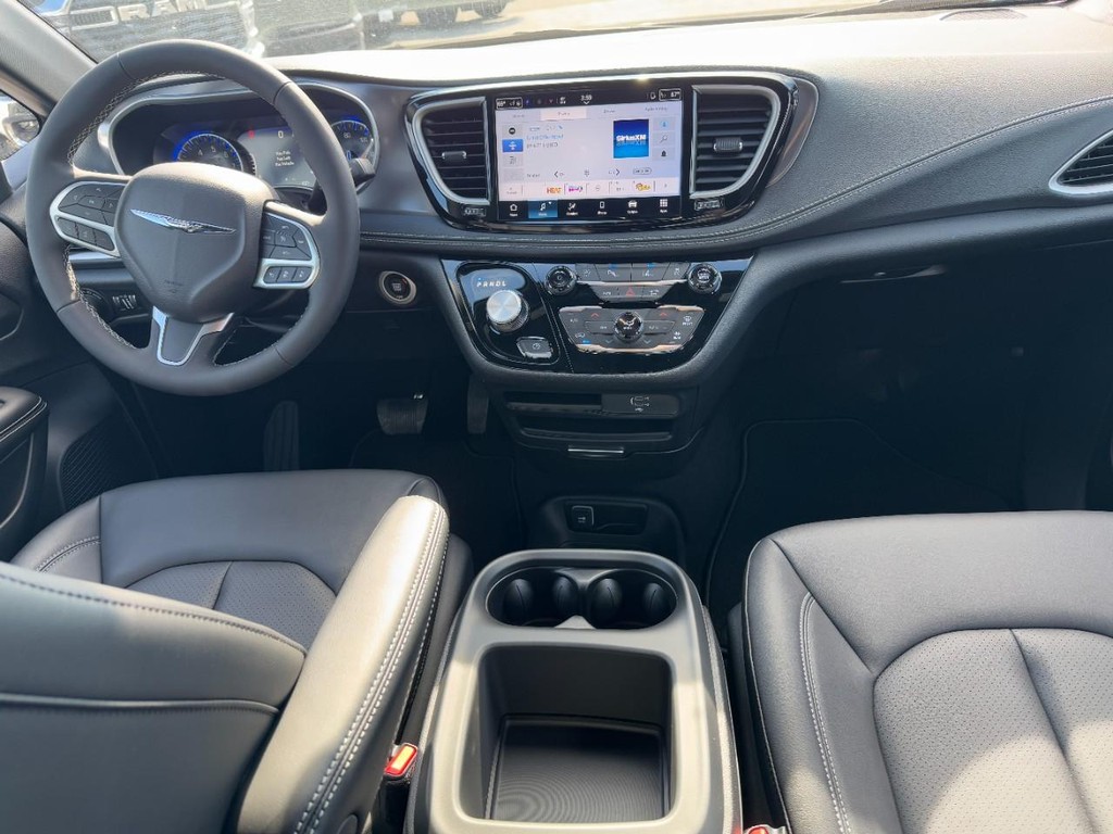 Chrysler Pacifica Vehicle Full-screen Gallery Image 07