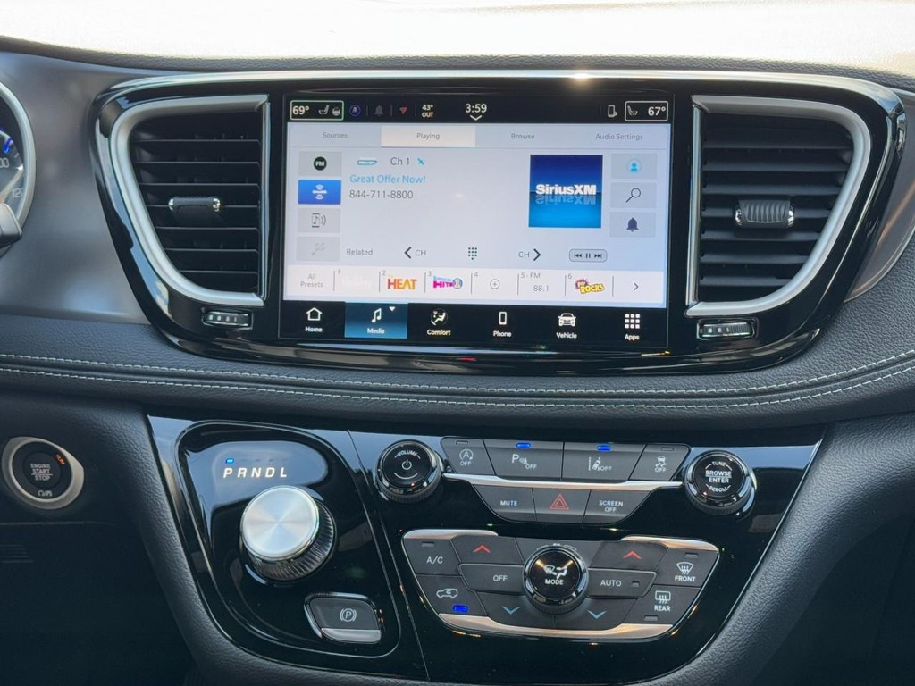 Chrysler Pacifica Vehicle Full-screen Gallery Image 09