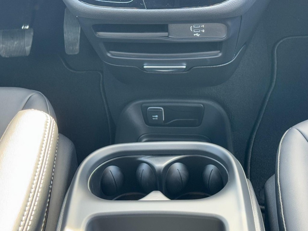 Chrysler Pacifica Vehicle Full-screen Gallery Image 10