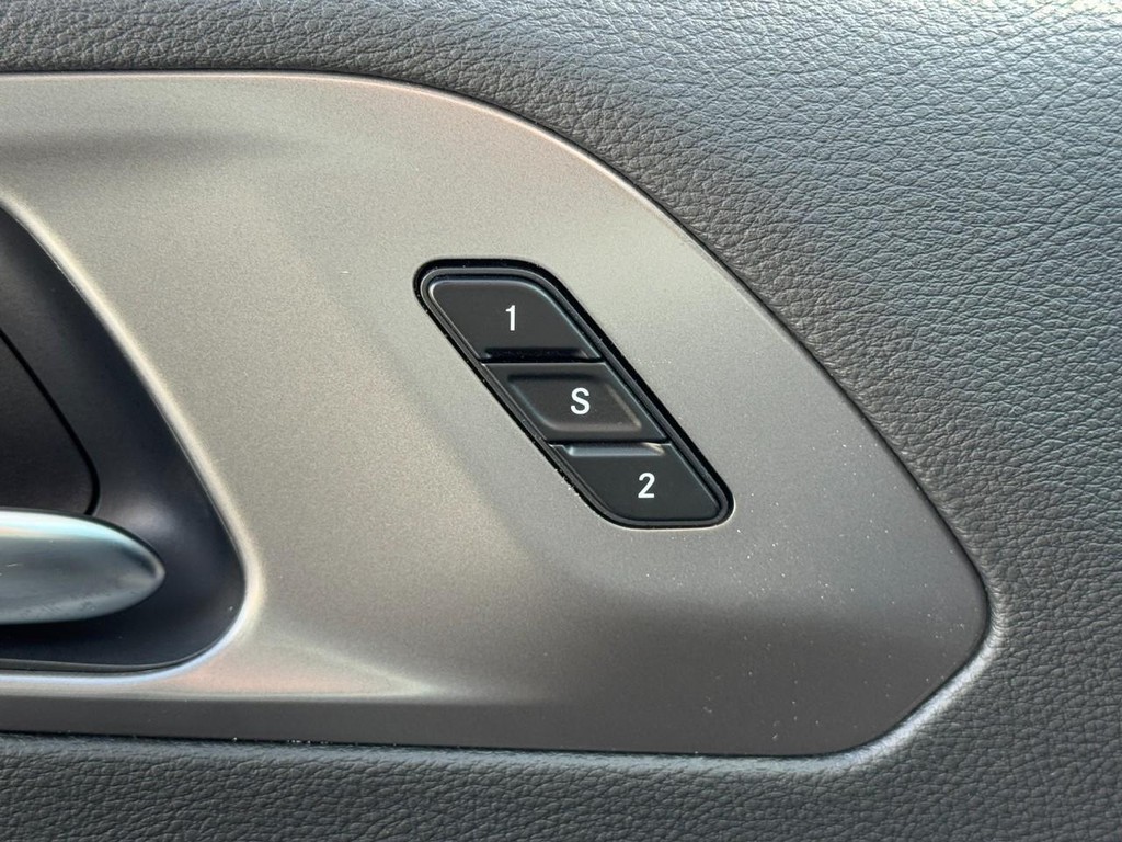 Chrysler Pacifica Vehicle Full-screen Gallery Image 11