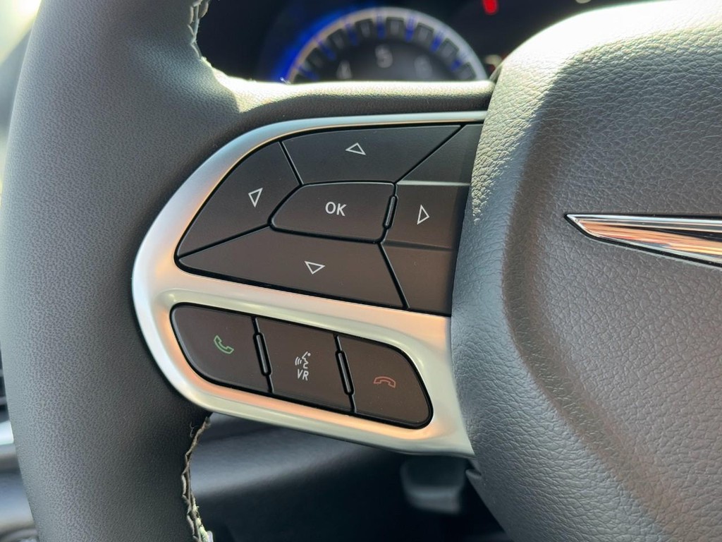 Chrysler Pacifica Vehicle Full-screen Gallery Image 12