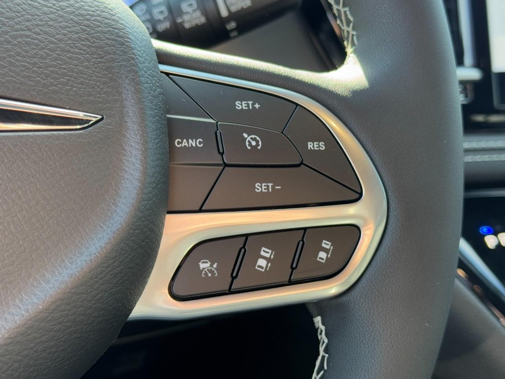 Chrysler Pacifica Vehicle Full-screen Gallery Image 13