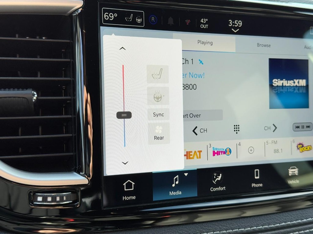 Chrysler Pacifica Vehicle Full-screen Gallery Image 14