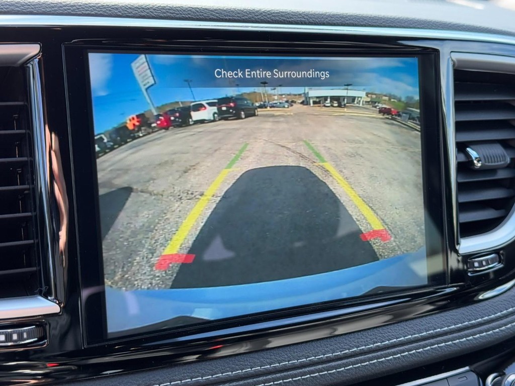 Chrysler Pacifica Vehicle Full-screen Gallery Image 15