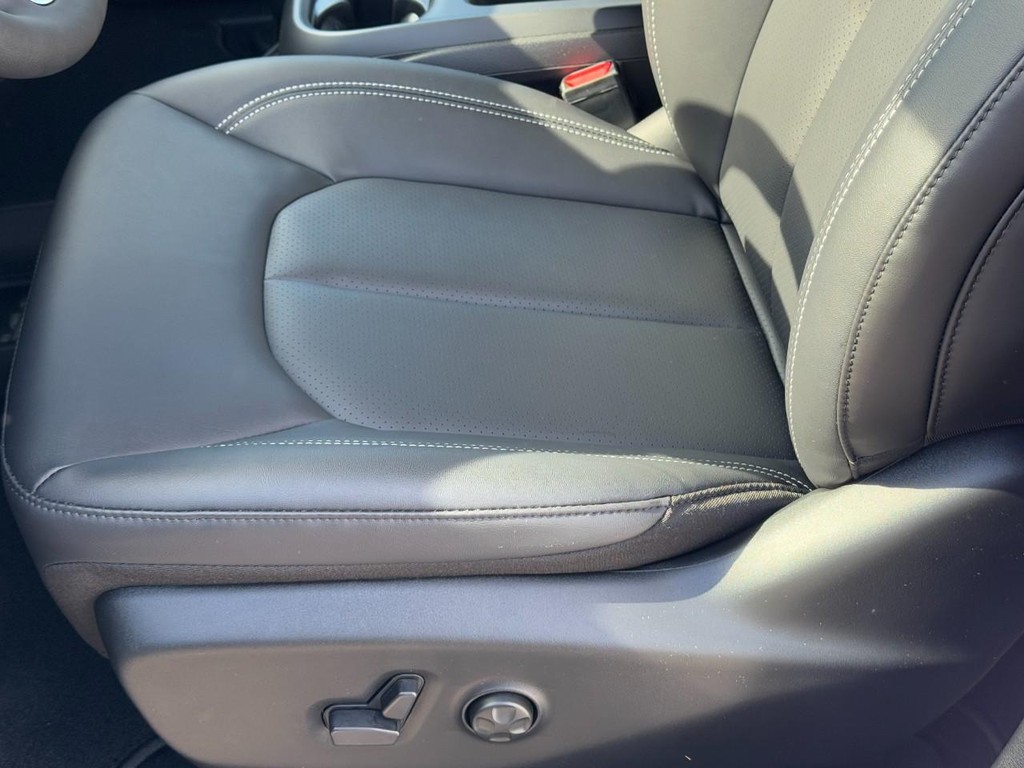 Chrysler Pacifica Vehicle Full-screen Gallery Image 16