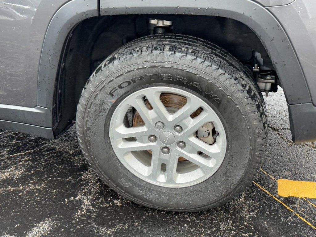 Jeep Grand Cherokee Vehicle Full-screen Gallery Image 05