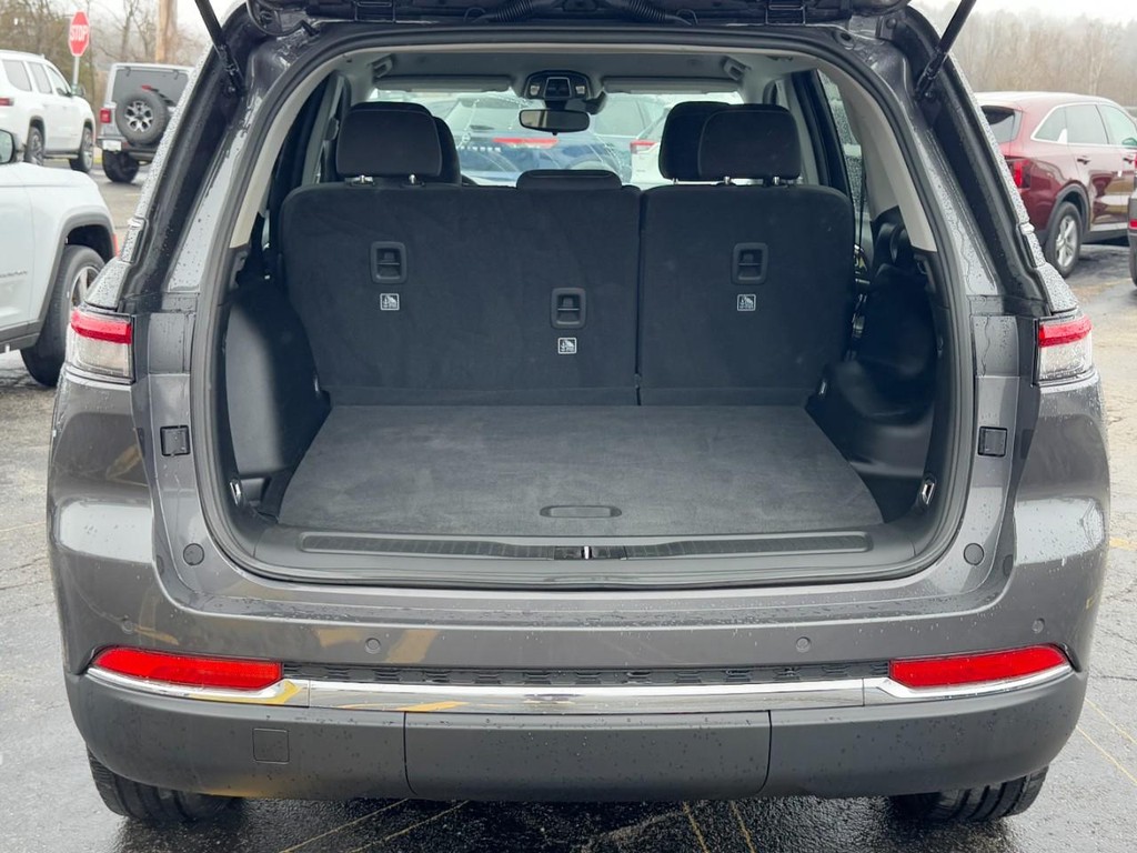 Jeep Grand Cherokee Vehicle Full-screen Gallery Image 09