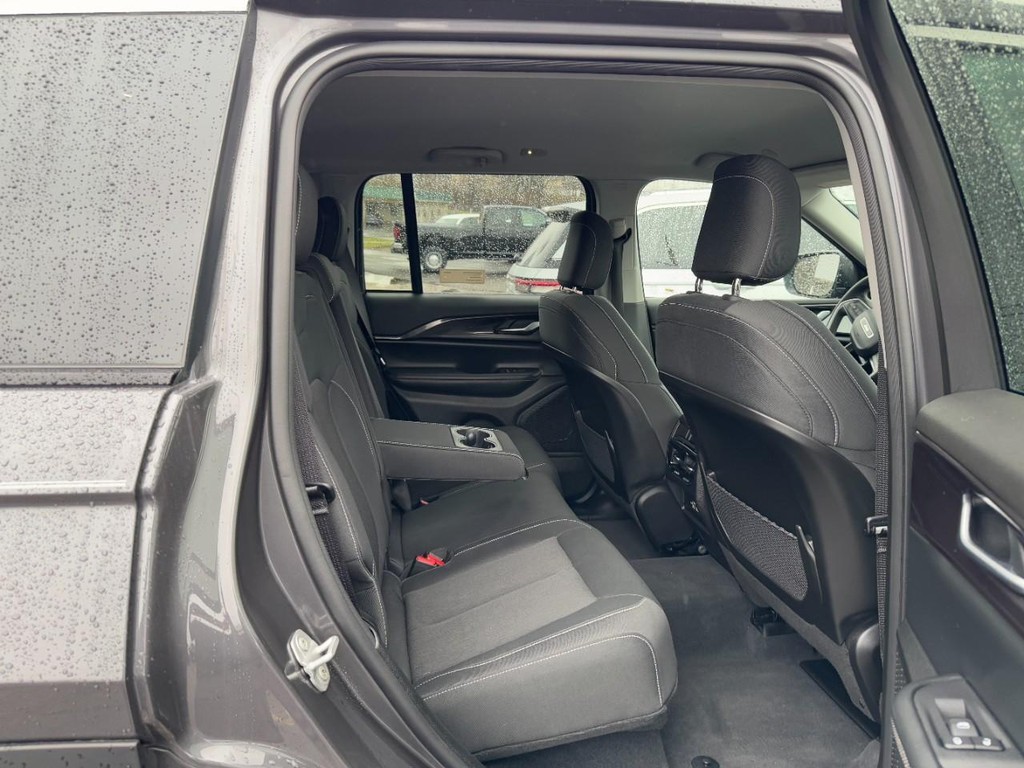 Jeep Grand Cherokee Vehicle Full-screen Gallery Image 10