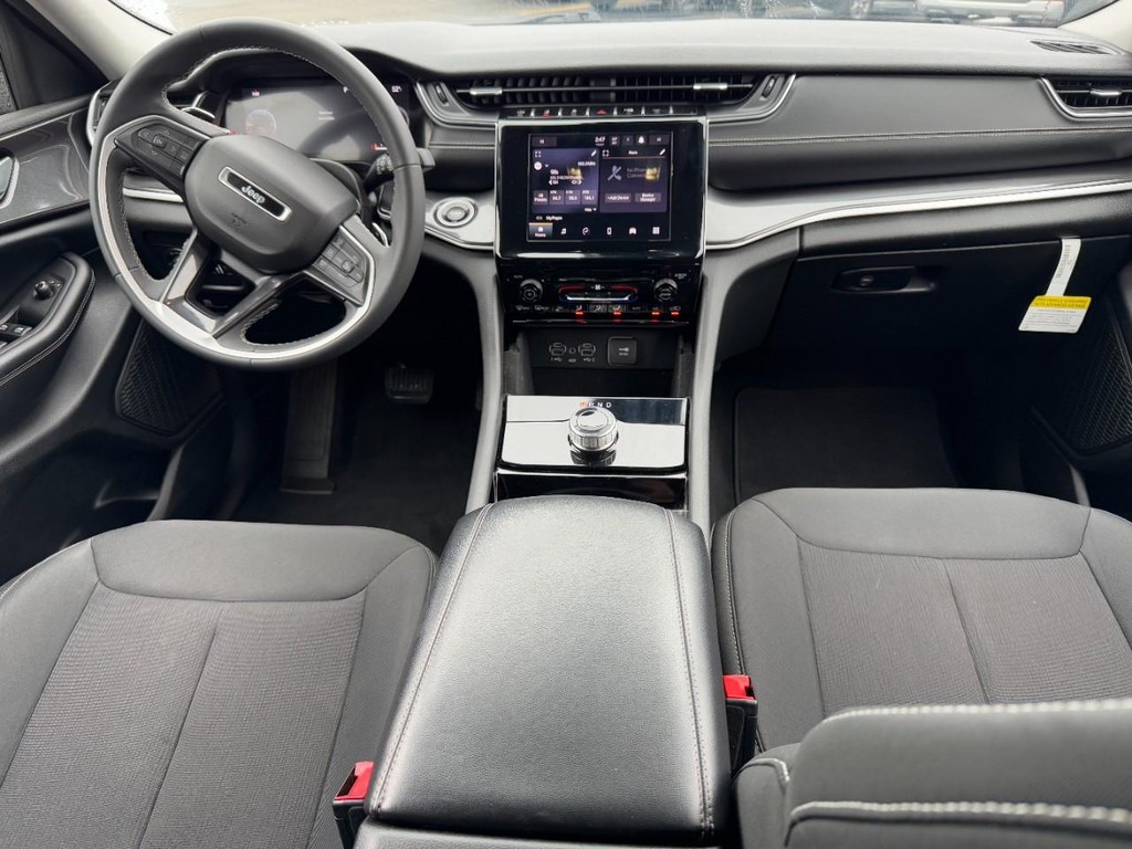 Jeep Grand Cherokee Vehicle Full-screen Gallery Image 11