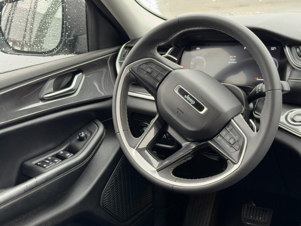 Jeep Grand Cherokee Vehicle Full-screen Gallery Image 12