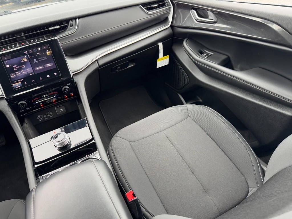 Jeep Grand Cherokee Vehicle Full-screen Gallery Image 15