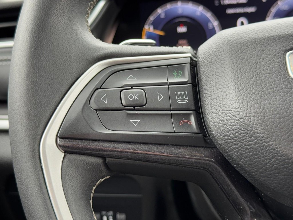 Jeep Grand Cherokee Vehicle Full-screen Gallery Image 16