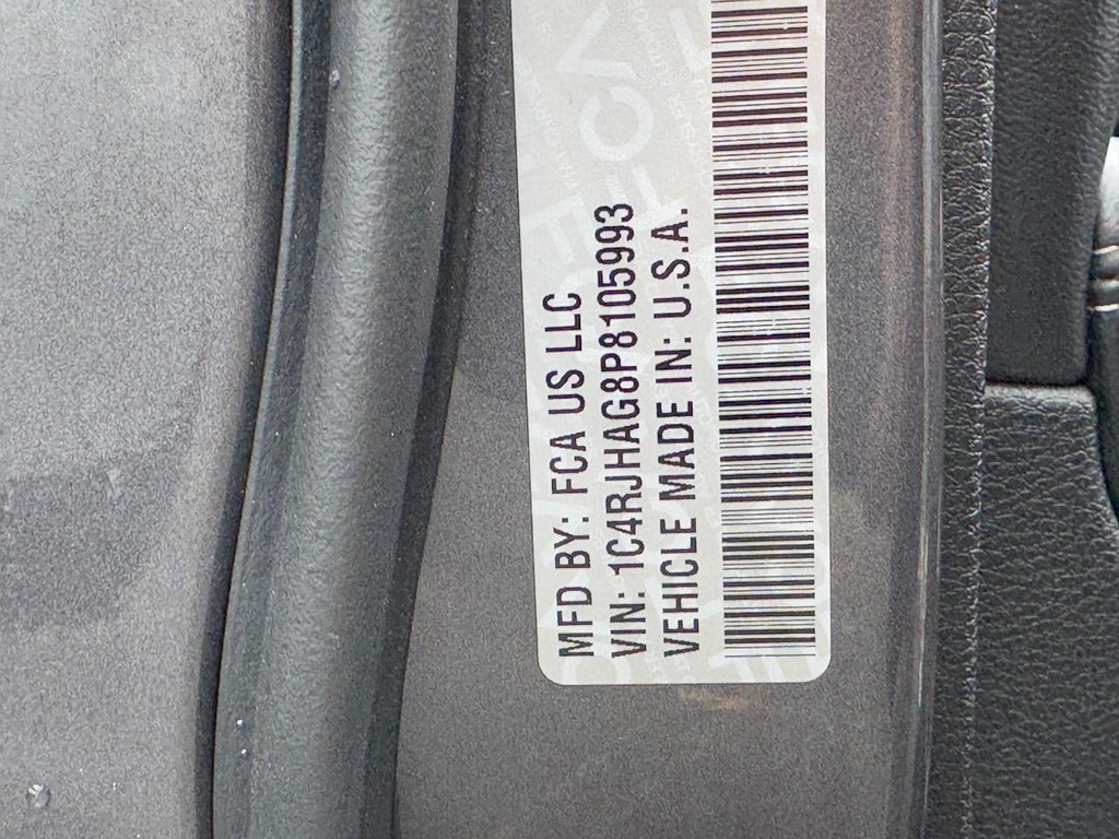 Jeep Grand Cherokee Vehicle Full-screen Gallery Image 22