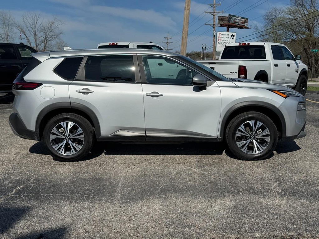 Nissan Rogue Vehicle Full-screen Gallery Image 02