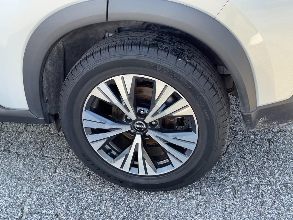 Nissan Rogue Vehicle Full-screen Gallery Image 05