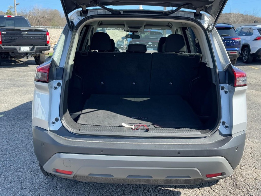 Nissan Rogue Vehicle Full-screen Gallery Image 09