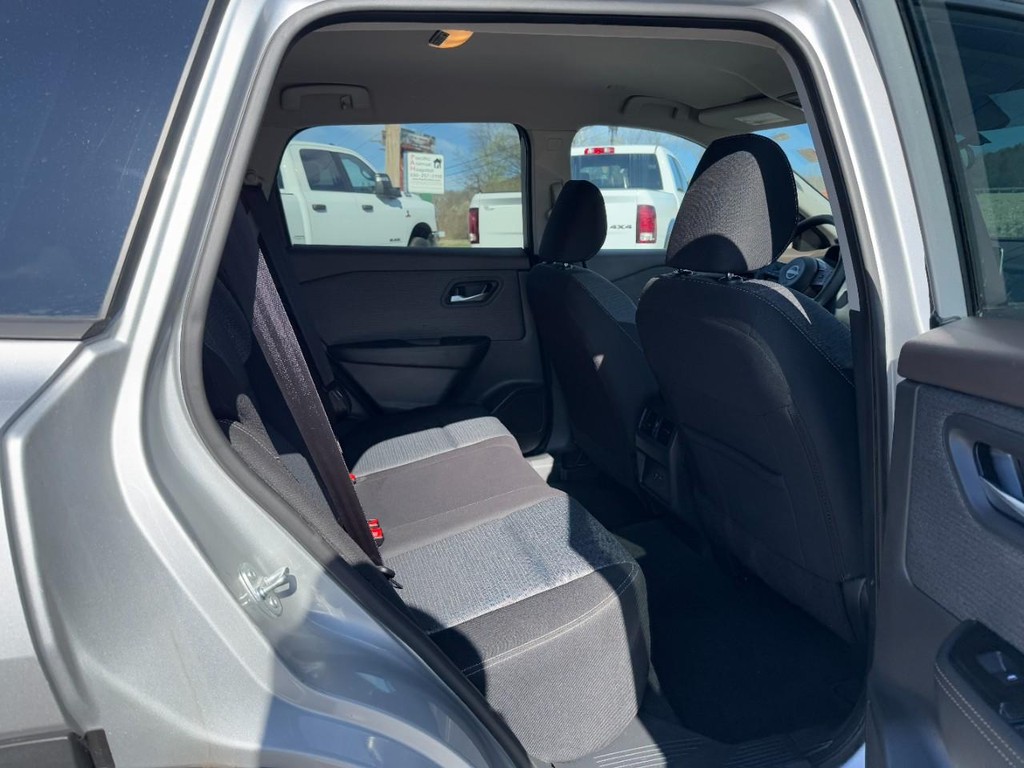 Nissan Rogue Vehicle Full-screen Gallery Image 10