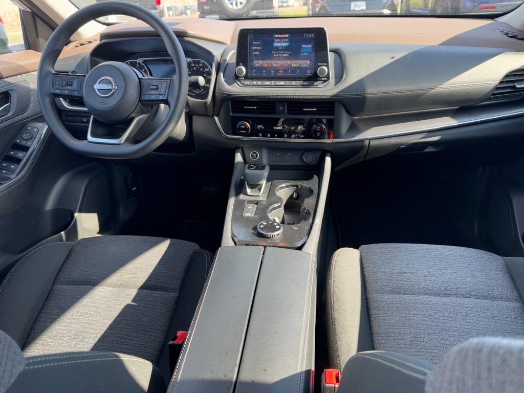 Nissan Rogue Vehicle Full-screen Gallery Image 11