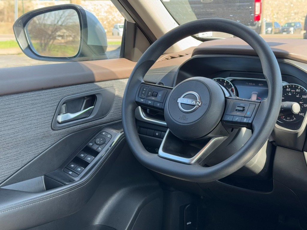 Nissan Rogue Vehicle Full-screen Gallery Image 12