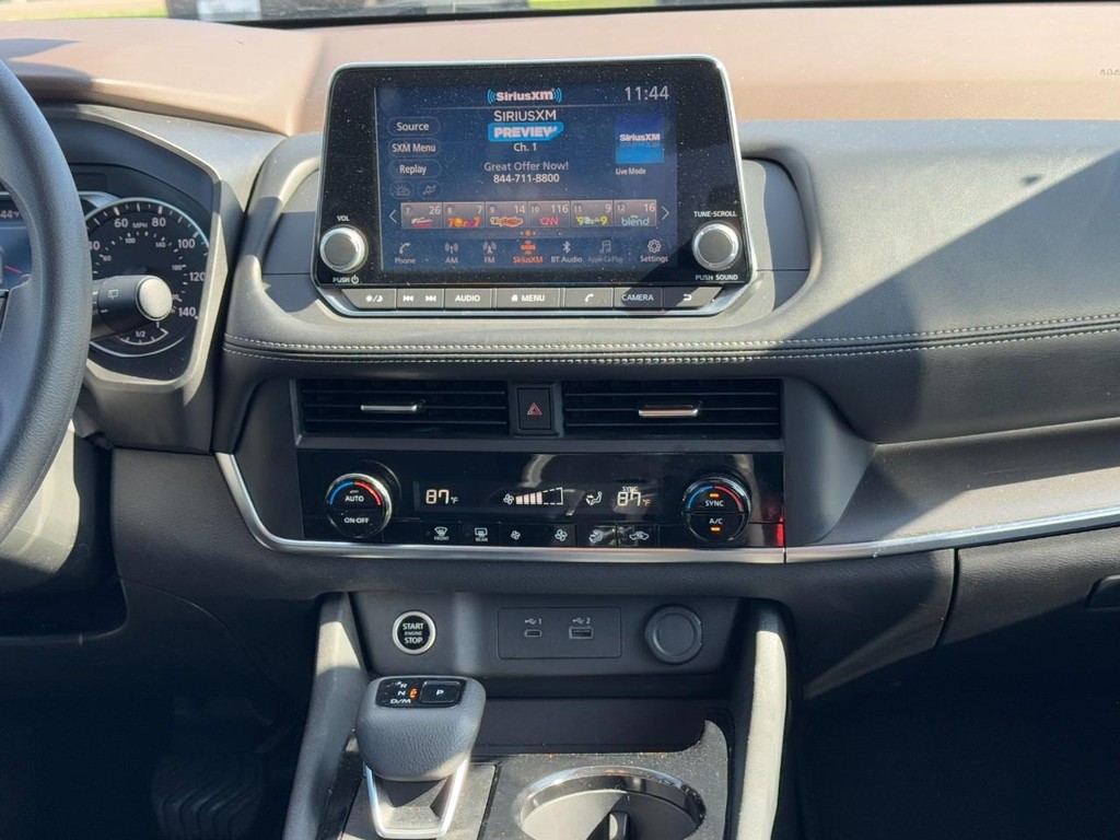 Nissan Rogue Vehicle Full-screen Gallery Image 13