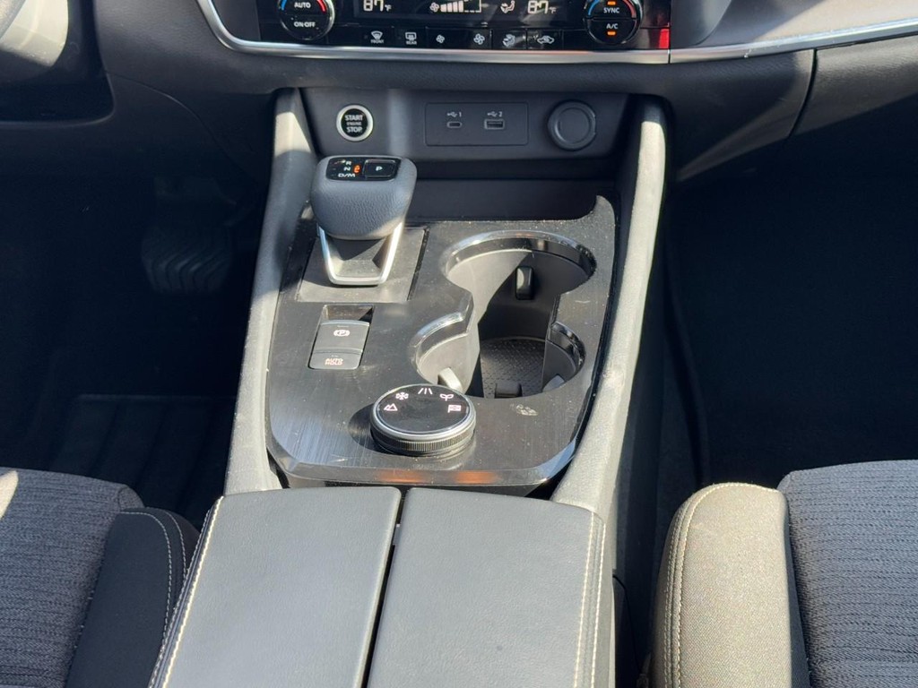 Nissan Rogue Vehicle Full-screen Gallery Image 14