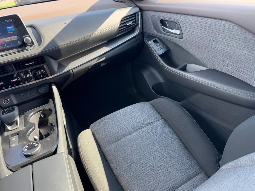 Nissan Rogue Vehicle Full-screen Gallery Image 15