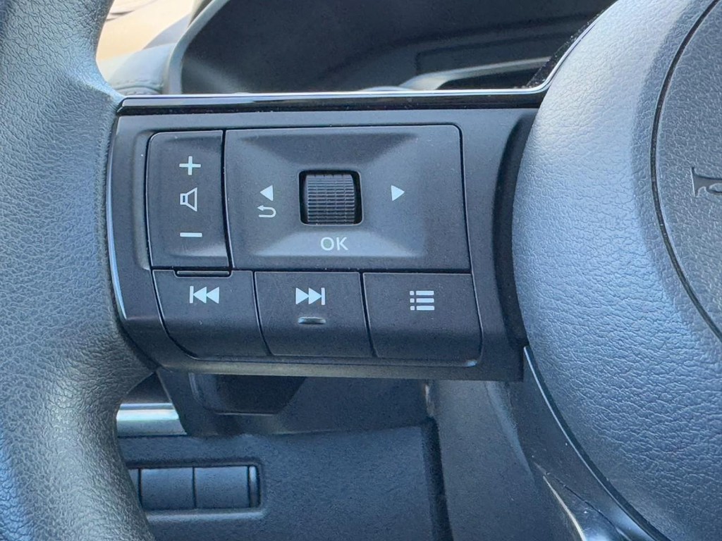 Nissan Rogue Vehicle Full-screen Gallery Image 16