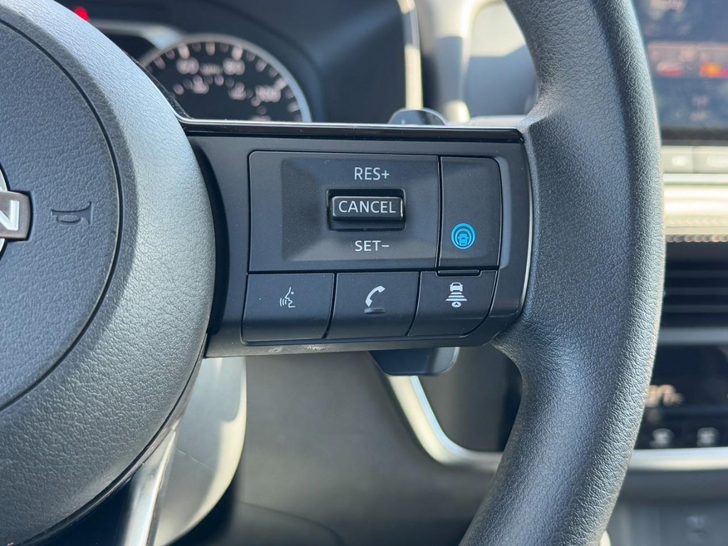 Nissan Rogue Vehicle Full-screen Gallery Image 17