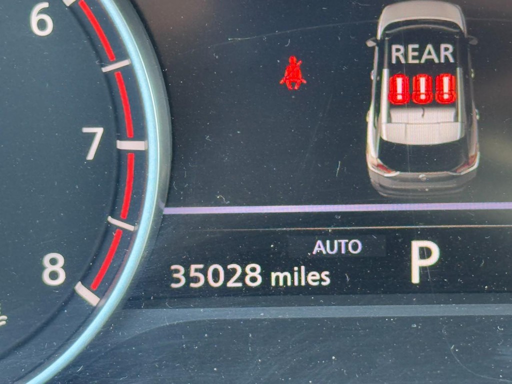 Nissan Rogue Vehicle Full-screen Gallery Image 18