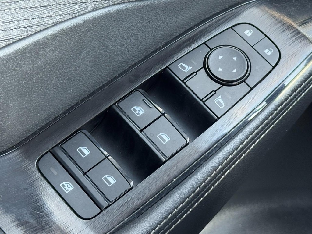 Nissan Rogue Vehicle Full-screen Gallery Image 20