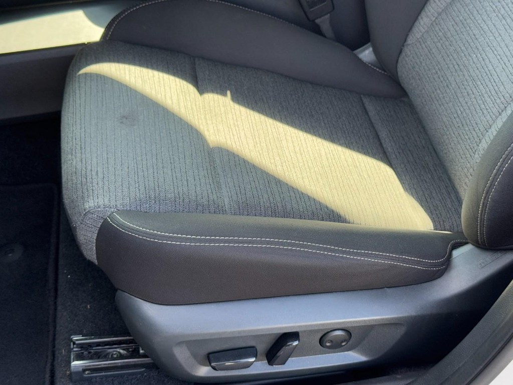 Nissan Rogue Vehicle Full-screen Gallery Image 21