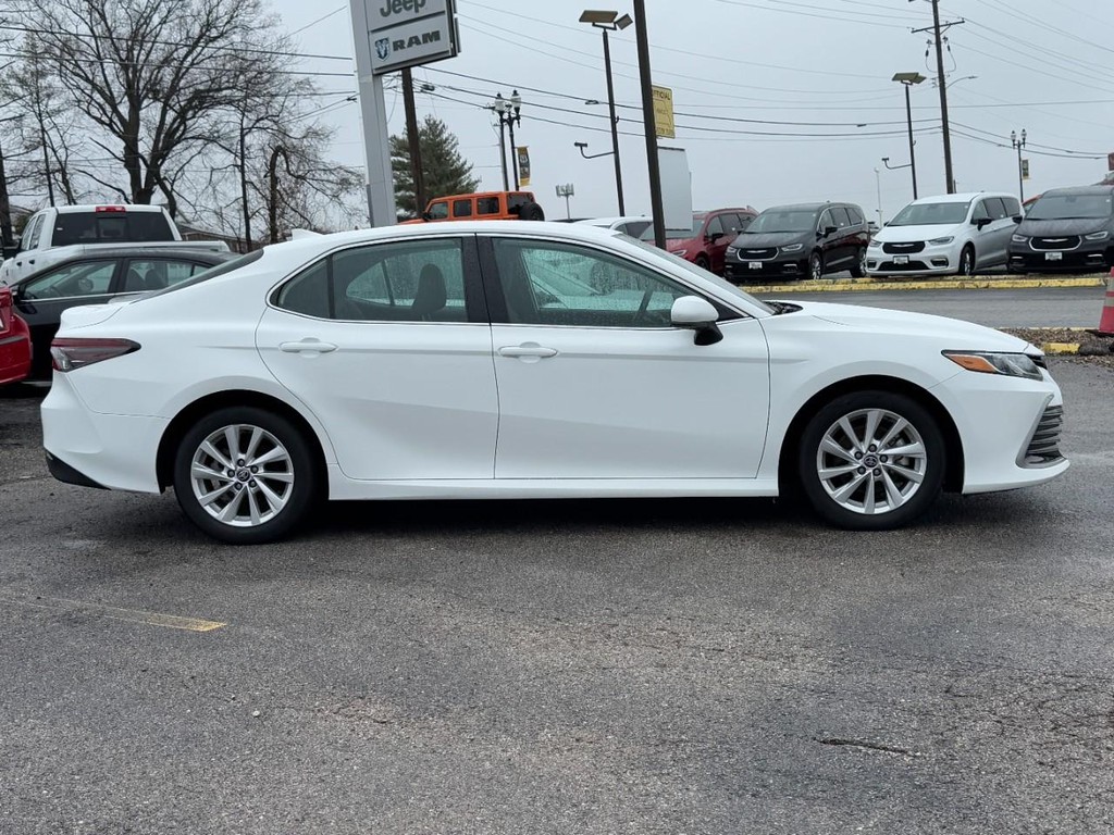 Toyota Camry Vehicle Full-screen Gallery Image 02