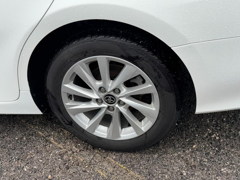 Toyota Camry Vehicle Full-screen Gallery Image 05