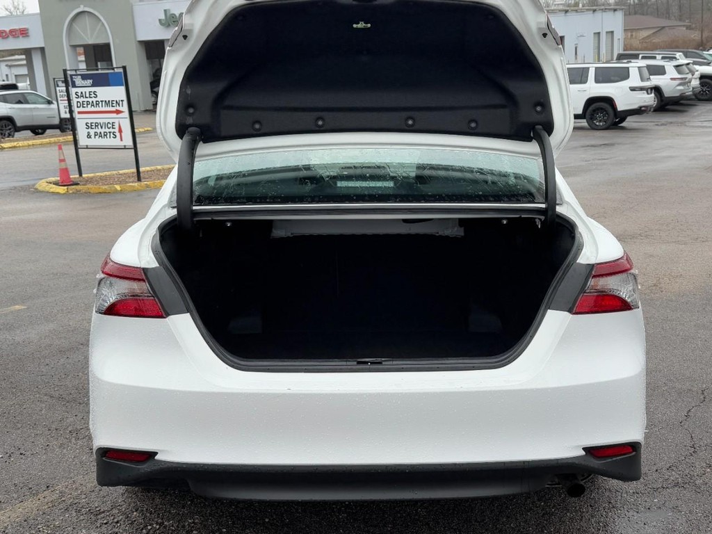 Toyota Camry Vehicle Full-screen Gallery Image 09