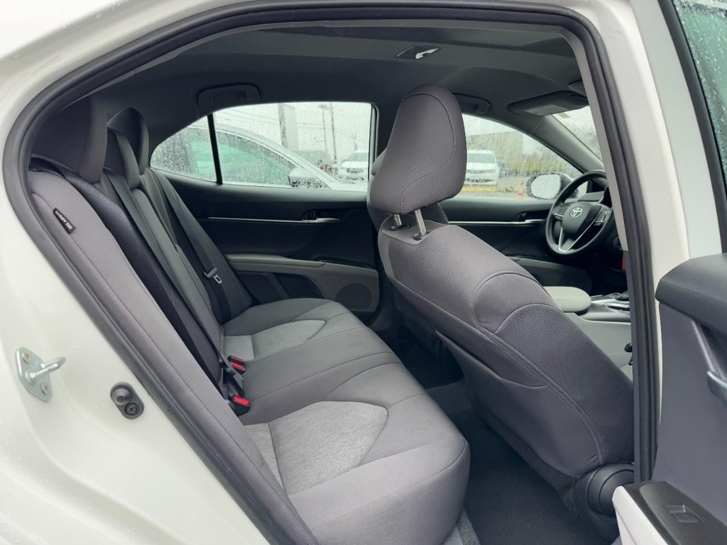 Toyota Camry Vehicle Full-screen Gallery Image 10