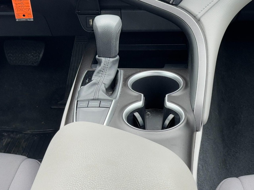 Toyota Camry Vehicle Full-screen Gallery Image 14