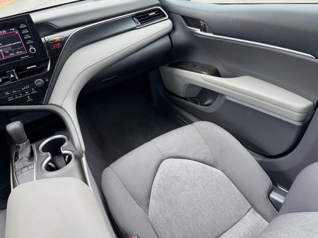 Toyota Camry Vehicle Full-screen Gallery Image 15