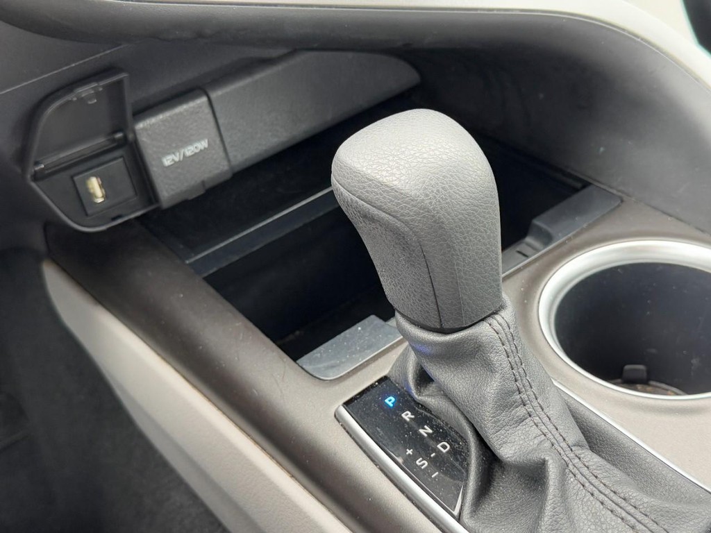 Toyota Camry Vehicle Full-screen Gallery Image 19