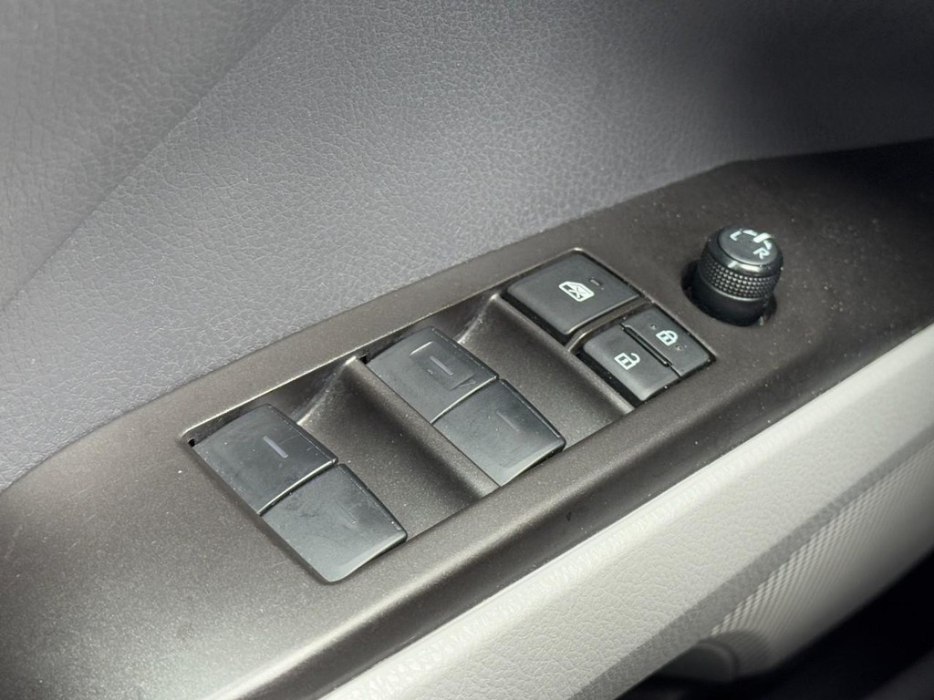 Toyota Camry Vehicle Full-screen Gallery Image 21