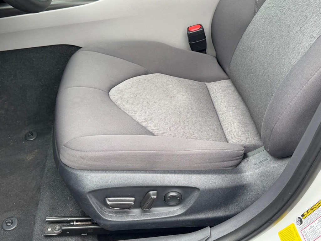 Toyota Camry Vehicle Full-screen Gallery Image 22