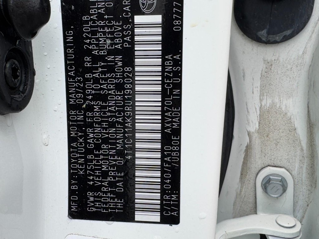 Toyota Camry Vehicle Full-screen Gallery Image 23