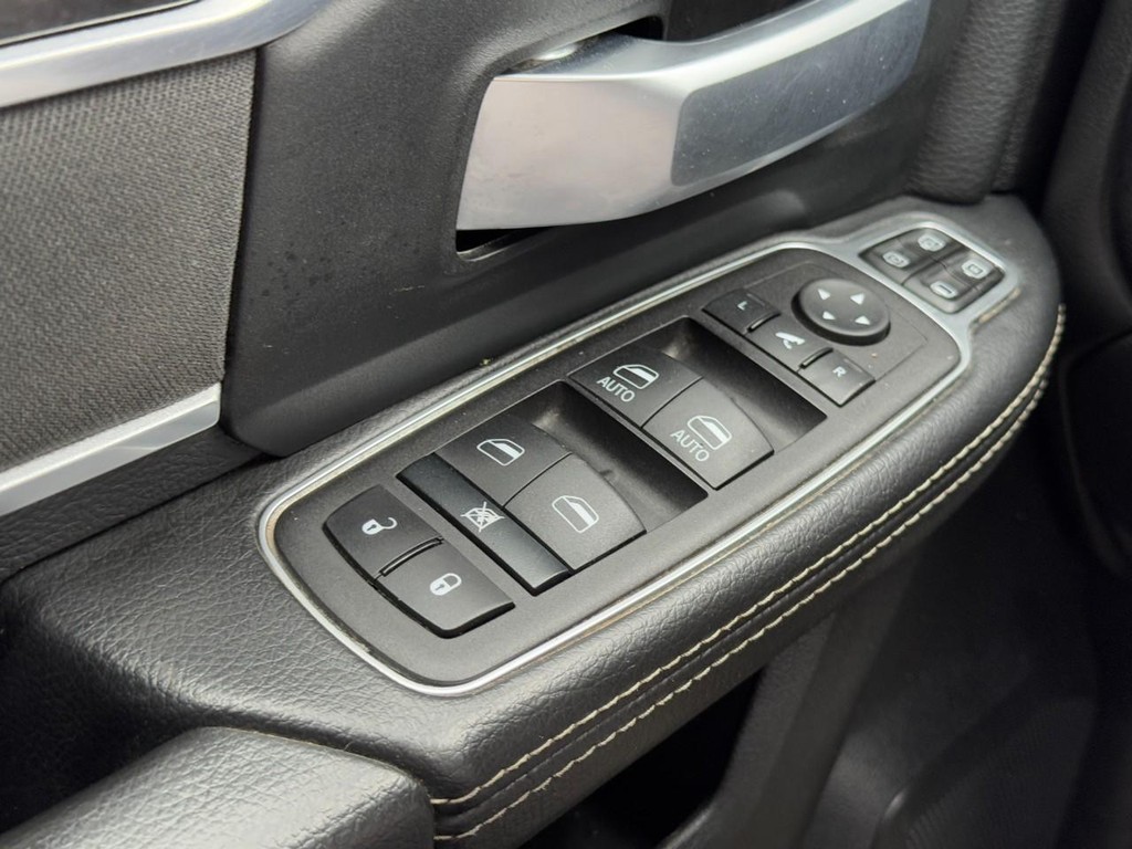 Ram 2500 Vehicle Full-screen Gallery Image 21