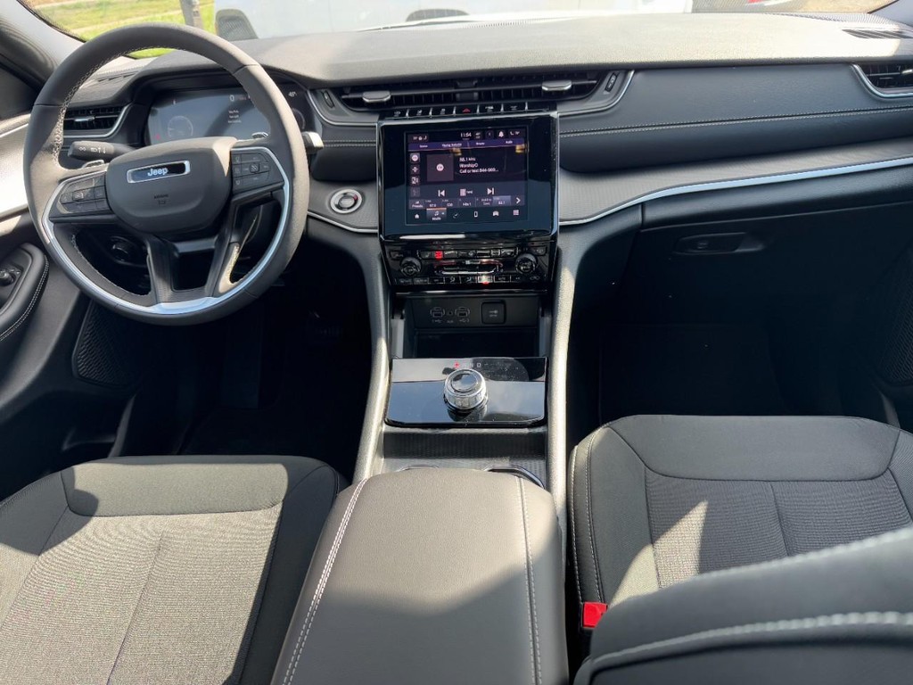 Jeep Grand Cherokee Vehicle Full-screen Gallery Image 06