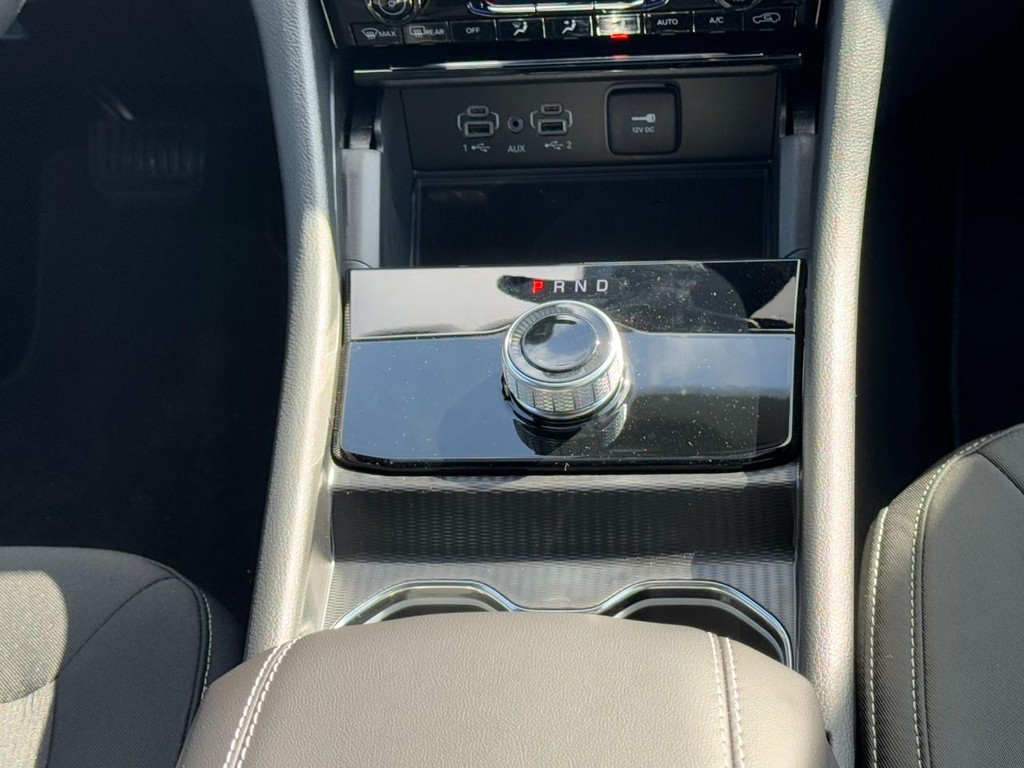 Jeep Grand Cherokee Vehicle Full-screen Gallery Image 09