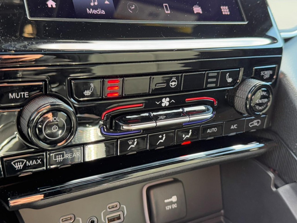 Jeep Grand Cherokee Vehicle Full-screen Gallery Image 12