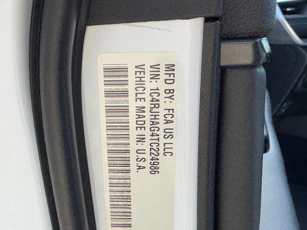 Jeep Grand Cherokee Vehicle Full-screen Gallery Image 15