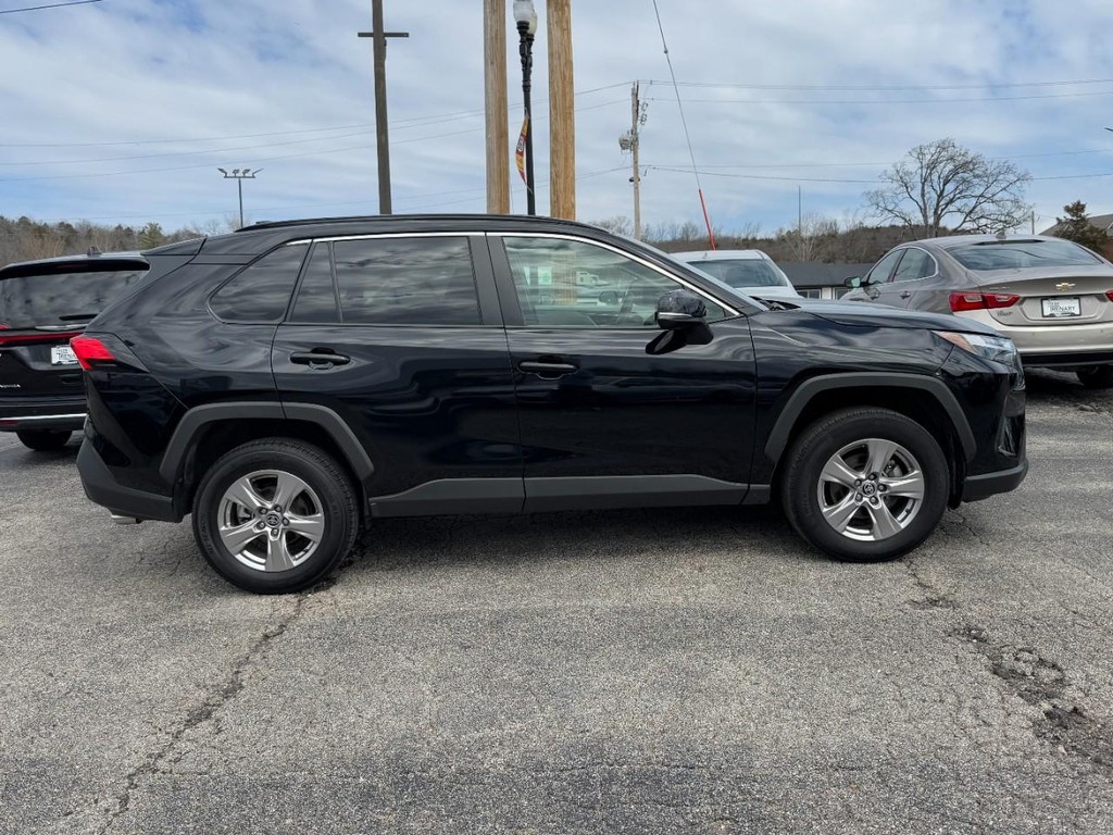 Toyota RAV4 Vehicle Full-screen Gallery Image 02