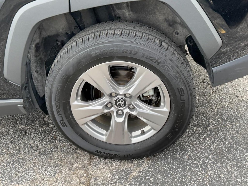 Toyota RAV4 Vehicle Full-screen Gallery Image 05